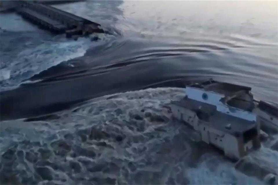 Das vom ukrainischen Präsidialamt über AP veröffentlichte Videostandbild zeigt Wasser, das durch einen Durchbruch im Kachowka-Staudamm fließt.