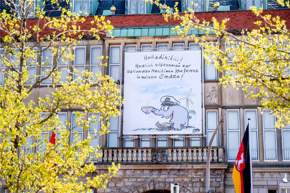 Das von Otto gezeichnete Banner soll später ins Ostfriesische Landesmuseum kommen. Hauke-Christian Dittrich/dpa