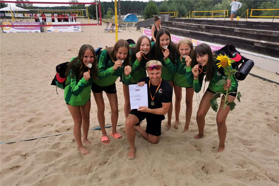 Das von Tobias Mootz (vorne) trainierte U15-Team des WVV gewann mit Helena Kubani (3. von rechts) vom RSV Borken in seinen Reihen Bronze beim Beach-Bundespokal in Velten bei Berlin.