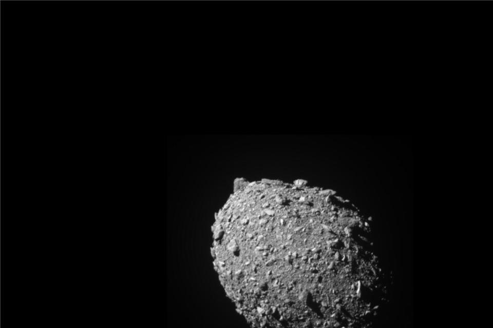 Das von der NASA zur Verfügung gestellte Foto zeigt den Asteroiden-Mond Dimorphos kurz vor dem Aufprall der Raumsonde „Dart“. (Handout)-/NASA/Johns Hopkins APL/dpa