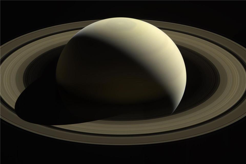 Das von der Raumsonde Cassini aufgenommene Bild zeigt den Saturn.