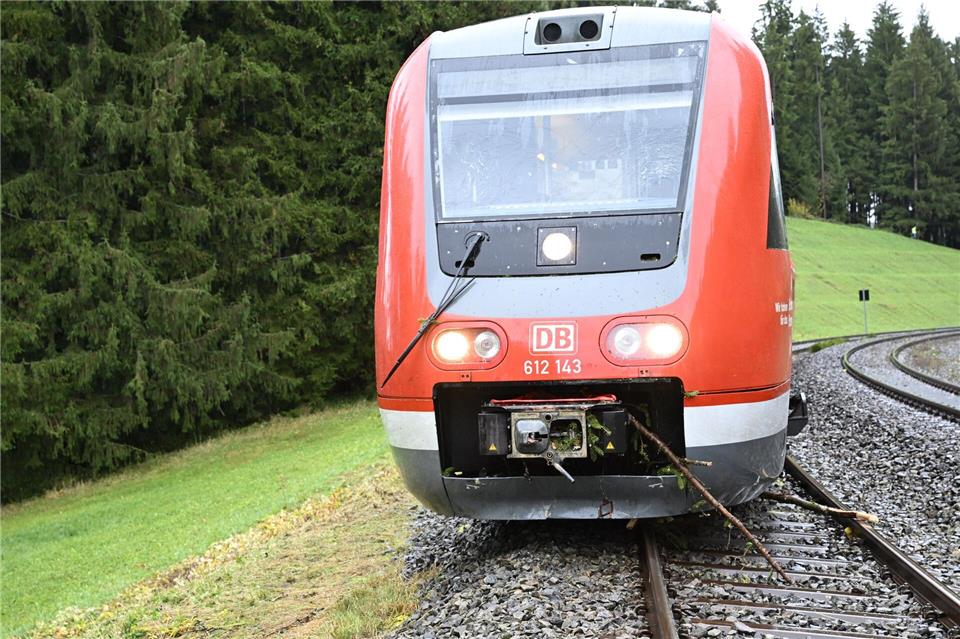 Das vordere Fahrgestell des Zuges sprang durch den Zusammenstoß aus den Gleisen.David Pichler/swd-medien/dpa