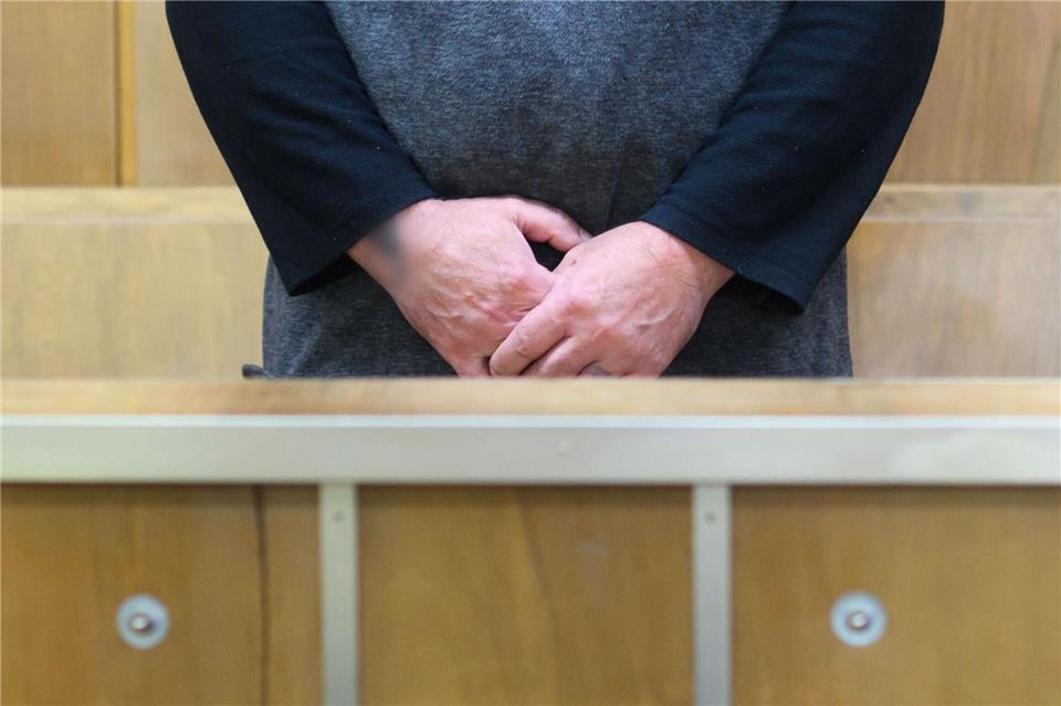 Toter Obdachloser auf der Parkbank - Höchststrafe verhängt „Das war das Schlimmste, was ich je getan habe“, sagt ein 53-Jähriger im Prozess zum gewaltsamen Tod eines Obdachlosen im Stadtwald Eilenriede in Hannover. (Archivbild) Julian Stratenschulte/dpa