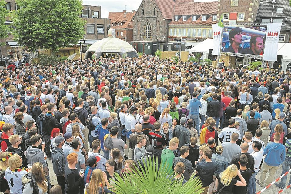 Das war einmal: Rudelgucken bei der WM 2014. In der Innenstadt ist laut Stadtverwaltung Public Viewing diesmal wegen zeitgleicher Veranstaltungen nicht möglich.
