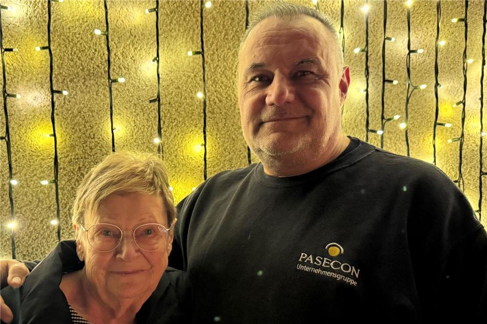 „Das war mein schönstes Weihnachtsgeschenk“, sagt Renate Schneider über die aufwendige Beleuchtung, die ihr Sohn Daniel vor 13 Jahren erstmals an seinem Elternhaus angebracht hat.Michael Bauer/DPA