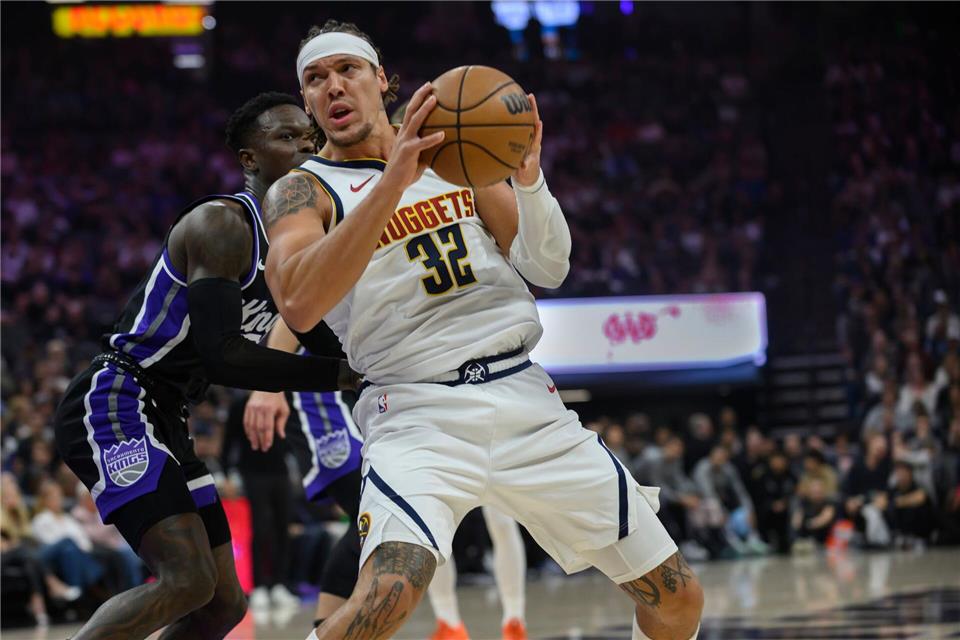 Das war nichts: Dennis Schröder (l) verlor mit Sacramento auch gegen die Denver Nuggets um Aaron Gordon.Randall Benton/AP/dpa