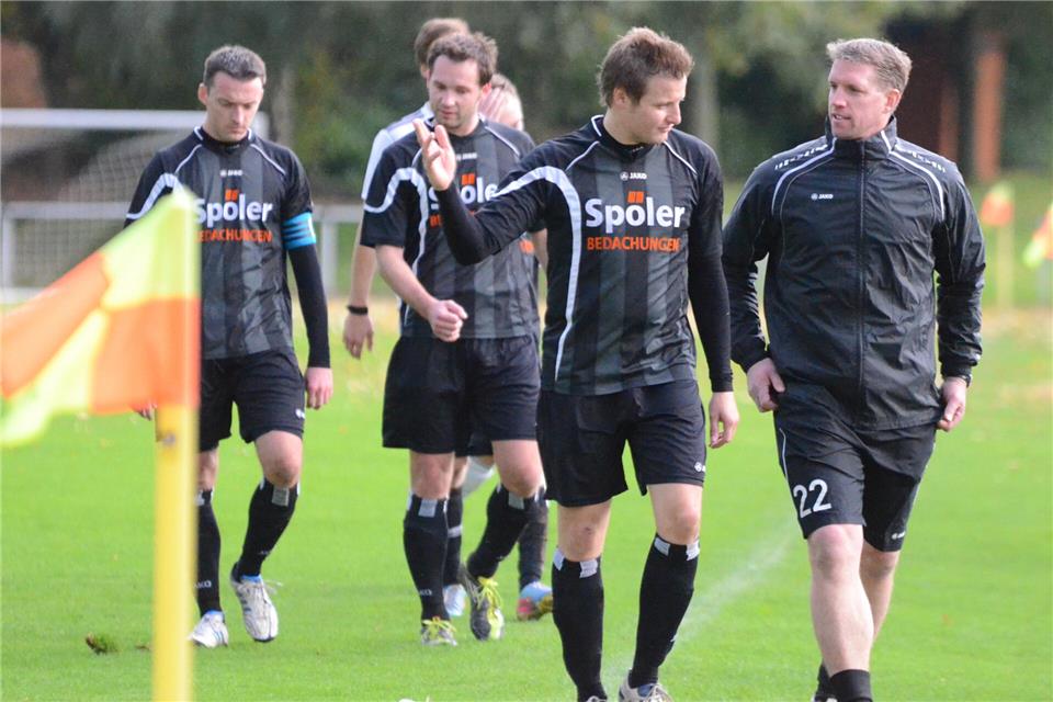 Das waren noch Zeiten: Pascal Herzog (2. von rechts) am 13. Oktober 2013 nach dem Landesliga-Sieg gegen die Hammer SpVg II im Gespräch mit Viktorias Trainer Harald Katemann. Am Saisonende stand damals der Westfalenliga-Aufstieg. Nun ist Herzog Trainer mit zeitlicher Befristung beim Bezirksligisten.