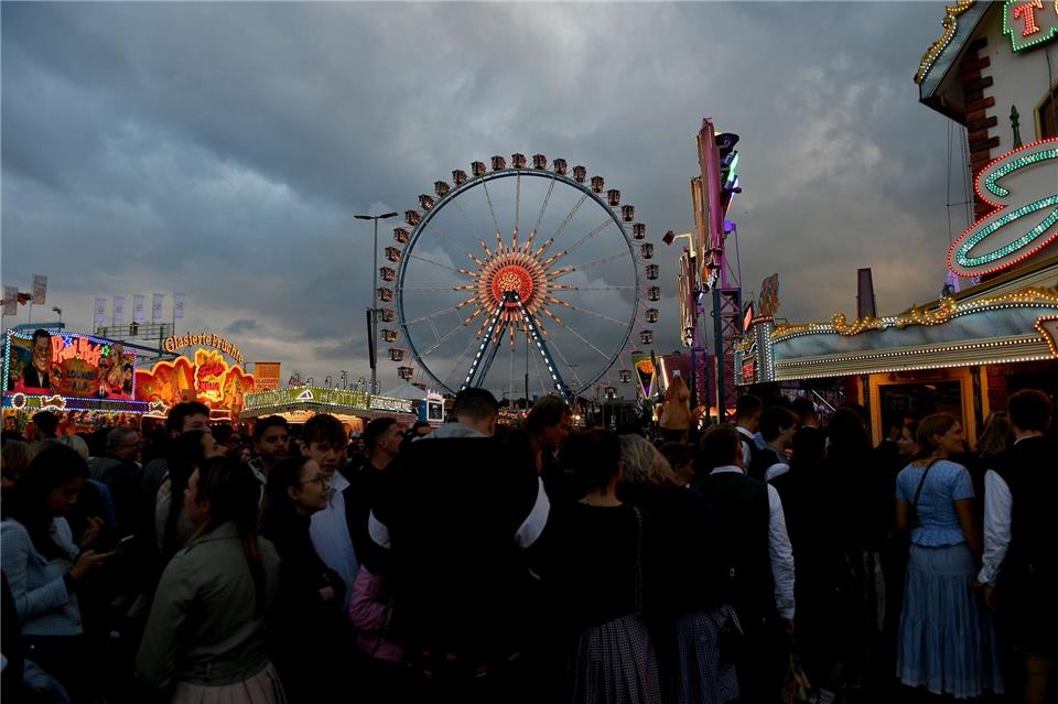Halbzeitbilanz: 3,5 Millionen Gäste auf der Wiesn Das wechselhafte Wetter der vergangenen Tage überschattet die Wiesn nicht. (Archivbild)Felix Hörhager/dpa
