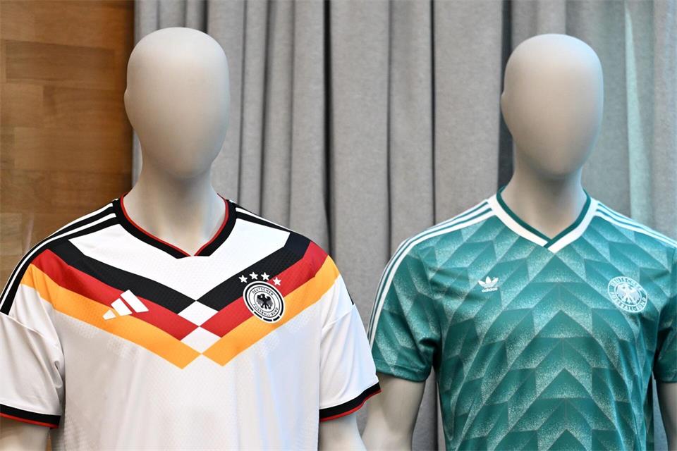 Das weiße und das grüne Trikot der Nationalmannschaft sind im Teamquartier in Herzogenaurach ausgestellt. Federico Gambarini/dpa