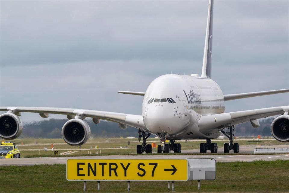 Das weltgrößte Passgierflugzeug Airbus A 380 am Münchner Flughafen. Der zweitgrößte deutsche Airport hat im ersten Halbjahr Einbußen hinnehmen müssen. (Archivbild)Peter Kneffel/dpa