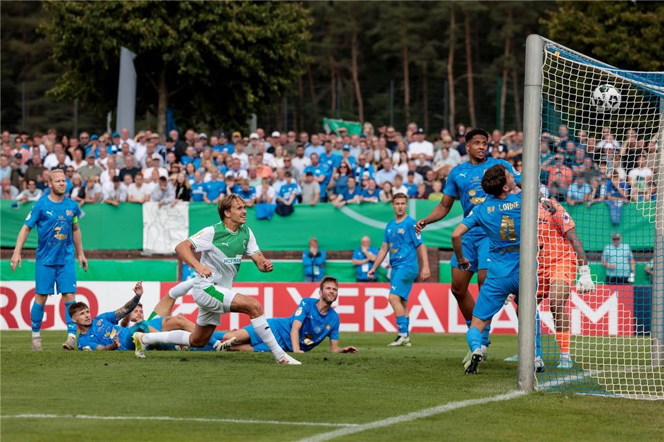 Das wichtige Tor zum 1:0: Mathias Olesen (4.v.l.) trifft für Fürth.David Ebener/dpa