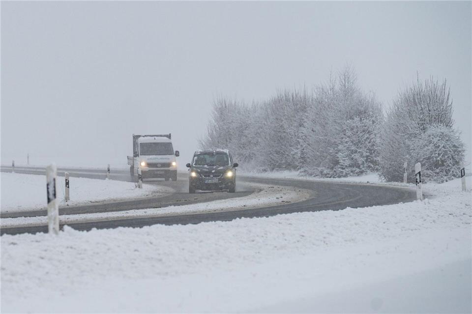 Das winterliche Wetter hält in Bayern auch am Freitag zunächst noch an. Armin Weigel/dpa