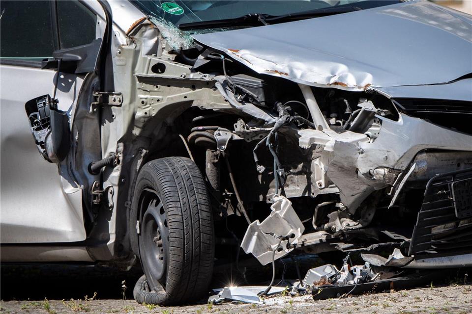 Das wird teuer: Ein Unfallschaden an einem Auto. (Symbolbild)Zacharie Scheurer/dpa-tmn/dpa