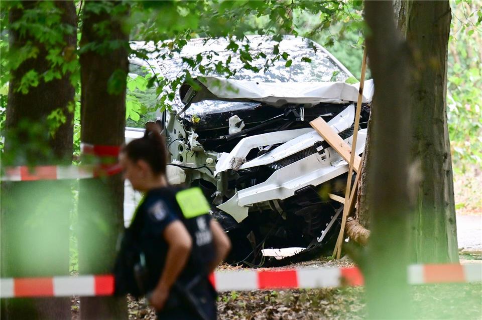Das zerstörte Fahrzeug steht im Tiergarten.Sebastian Gollnow/dpa