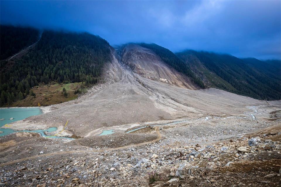 Das zerstörte Schweizer Dorf Blatten und die Spur des Erdrutsches vom Mai 2025.Michael Buholzer/KEYSTONE/dpa