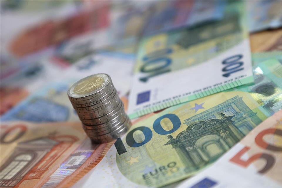 Das zu erwartende Steueraufkommen liegt weiterhin unter den Werten, die noch vor zwei Jahren prognostiziert wurden, so das Finanzministerium. (Symbolbild)Karl-Josef Hildenbrand/dpa