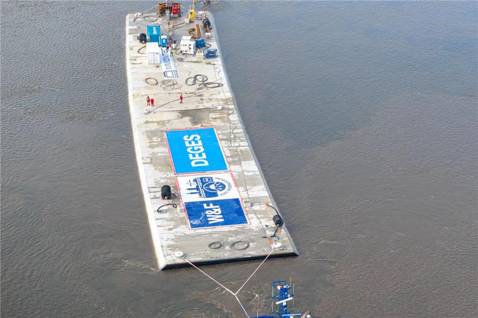 Das zweite Bauelement soll am Donnerstag nach Bremen gebracht werden.Sina Schuldt/dpa