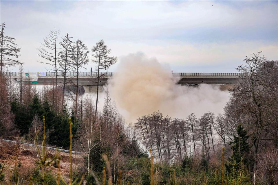 Das zweite Teilbauwerk der alten A45-Talbrücke ist mit 13 Kilogramm Sprengstoff gesprengt worden.Christoph Reichwein/dpa