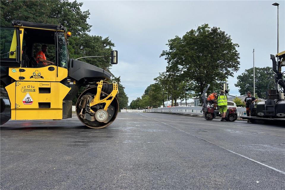 Das zweite Teilstück der Landwehr mit der Kreuzung zum Dülmener Weg soll bis zum Wochenende fertig saniert sein.