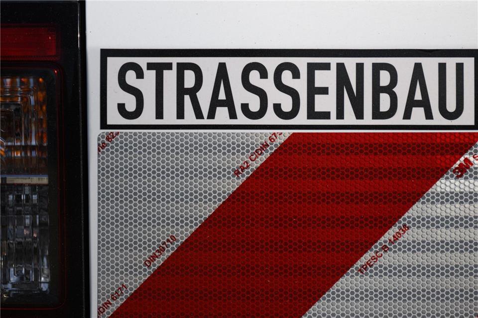 Dass Anwohner an den Kosten für Arbeiten an kommunalen Straßen beteiligt werden, ist umstritten. (Archivbild) Robert Michael/dpa