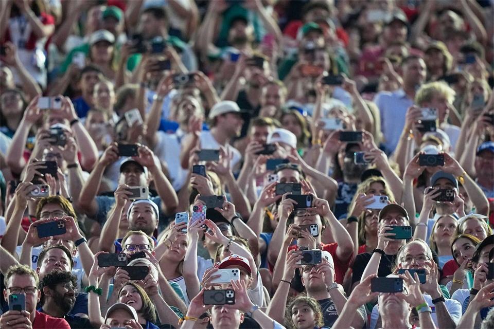 Dass Fans ihre Mobiltelefone zücken, gehört auch im Stadion längst zum Alltag. (Archivbild)Charlie Riedel/AP/dpa