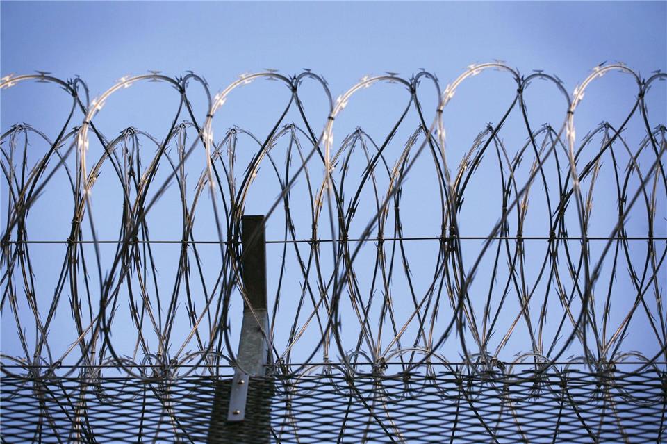 Dass Flüchtlinge in einem ehemaligen Gefängnis untergebracht werden, ist für den Flüchtlingsrat eine menschenrechtliche Bankrotterklärung. (Symbolbild)Wolfram Steinberg/dpa