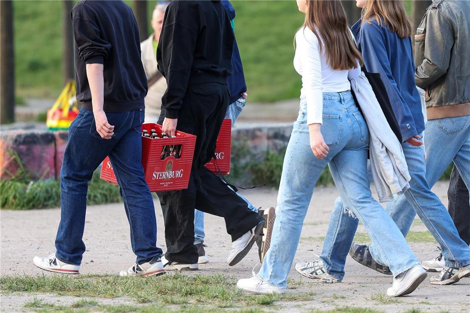 Dass Jugendliche in Begleitung ihrer Eltern in der Öffentlichkeit Alkohol trinken dürfen, soll abgeschafft werden. (Symbolbild)Gerald Matzka/dpa