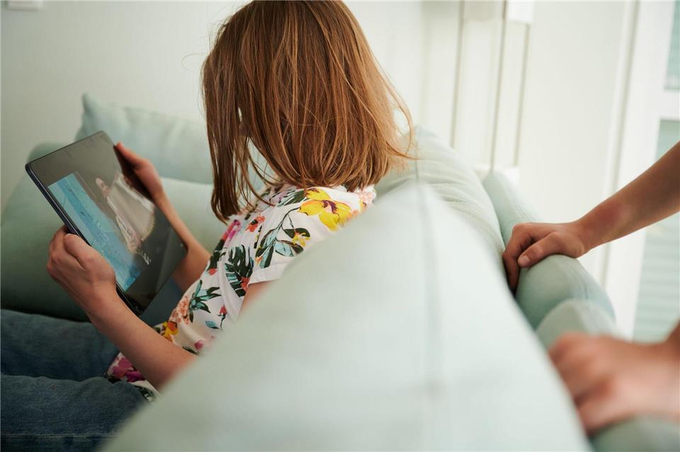 Dass Kinder so viel am Tablet oder Smartphone hängen, macht vielen Eltern große Sorgen. (Symbolbild)picture alliance/dpa