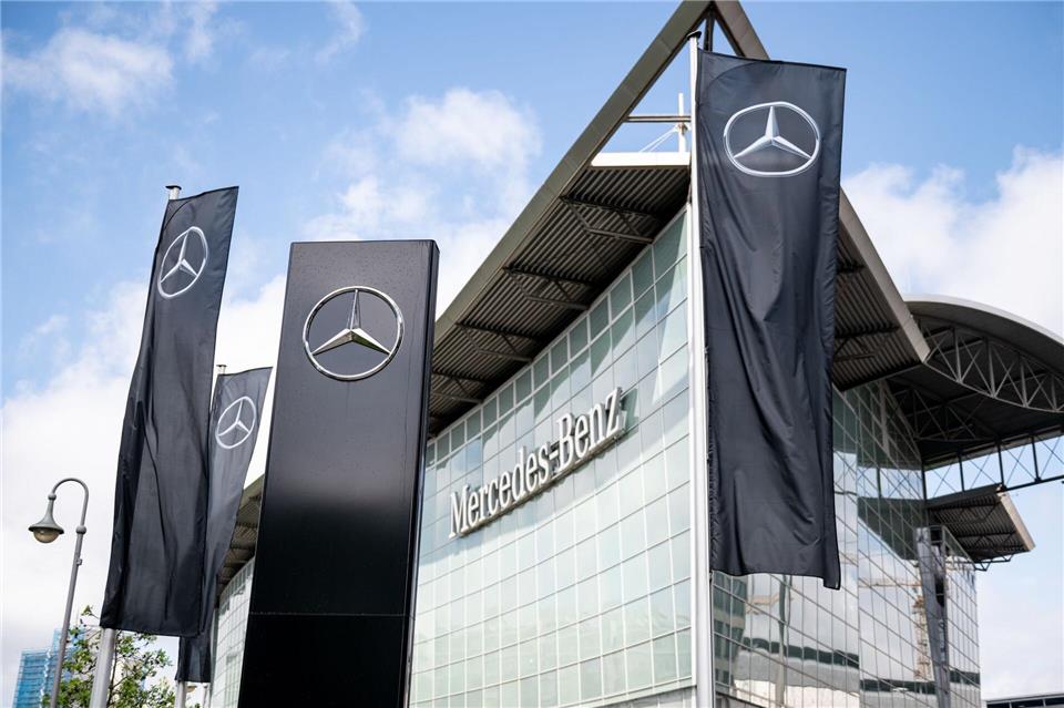 Dass Mercedes seine Autohäuser verkaufen will, ist schon seit 2024 bekannt. (Archivbild) Fabian Sommer/dpa