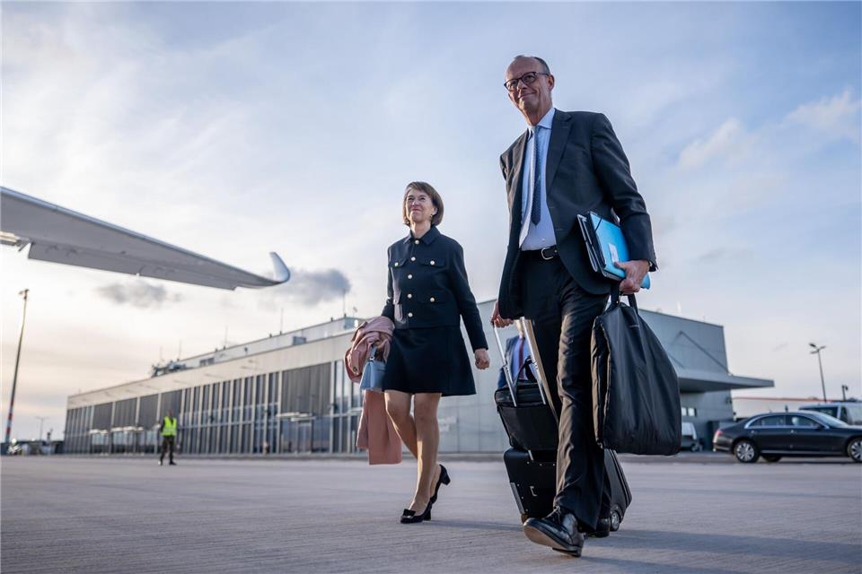 Merz besucht Erdogan - mit Ehefrau Charlotte Dass Merz seine Ehefrau mit in die Türkei nimmt, kann als besonderes Zeichen an Erdogan gewertet werden, dass es sich für ihn nicht nur um einen Routinebesuch handelt.Michael Kappeler/dpa