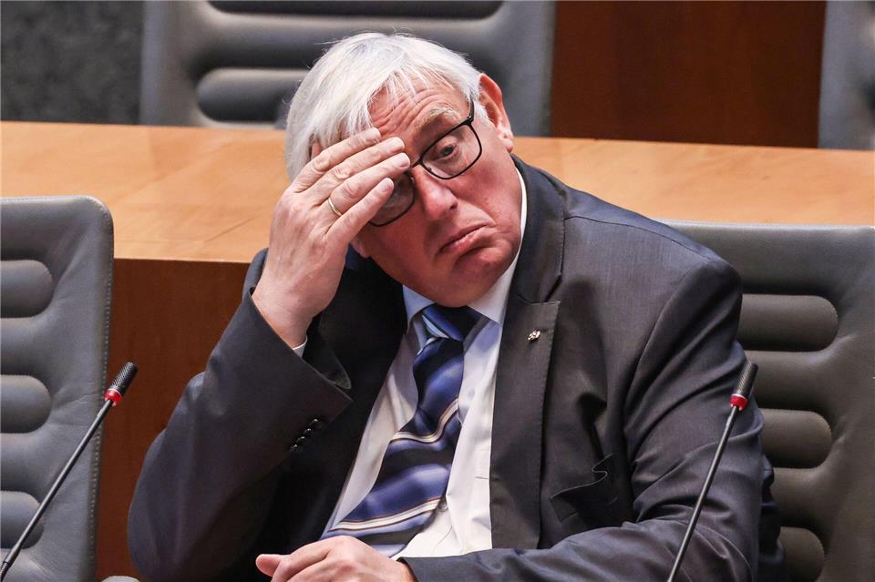Dass Pflegepersonal nach Plänen der Bundesregierung künftig nicht mehr grundsätzlich nach Tarif bezahlt werden muss, bereitet Nordrhein-Westfalens Gesundheitsminister Karl-Josef Laumann (CDU) Kopfzerbrechen. (Archivbild)Oliver Berg/dpa