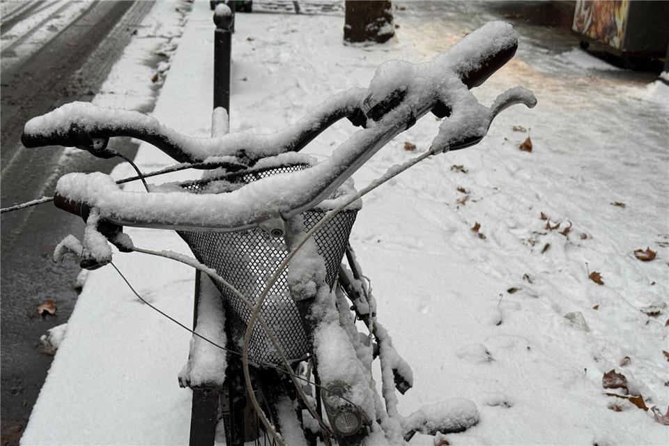 Dass Schnee liegen bleibt, ist in Paris selten.Rachel Sommer/dpa