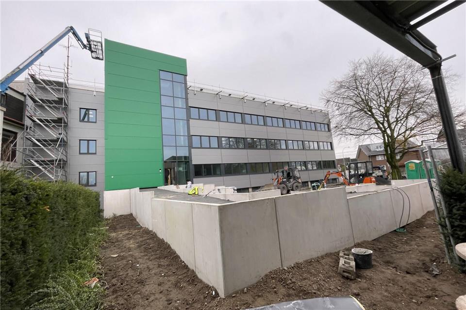 Dass der Kreis Borken in den Trakt einziehen wird, wird auch optisch unterlegt. Binnen acht Monaten konnte die Baumaßnahme umgesetzt werden.