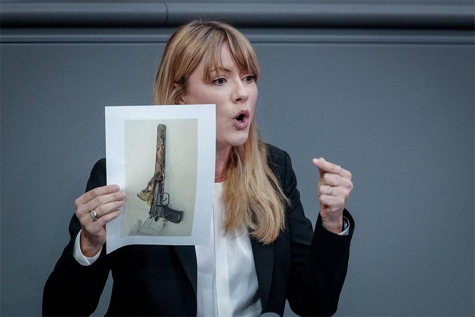 Dass die stellvertretende Vorsitzende der Linksfraktion, Clara Bünger, während ihrer Rede zur Reform der Nachrichtendienste das Bild einer Waffe der NSU-Terroristen hochhält, stößt auf Kritik bei Bundestagspräsidentin Julia Klöckner (CDU). Kay Nietfeld/dpa