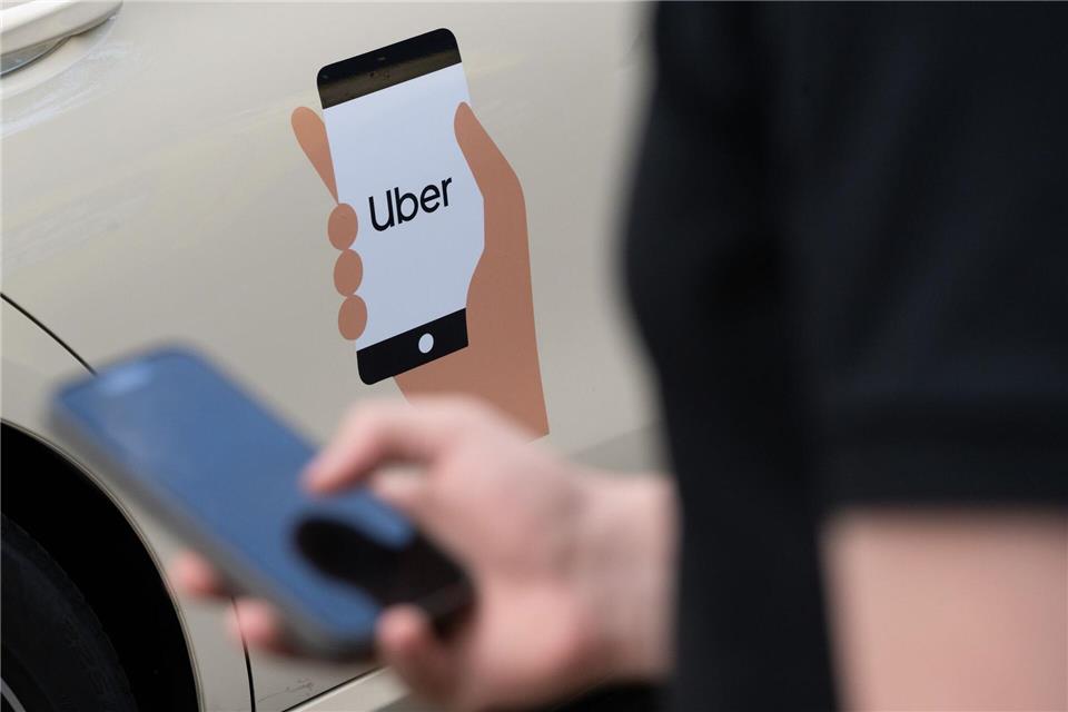 Dass viele Fahrgäste Dienste wie Uber nutzen, setzt der Taxi-Branche zu. (Archivbild)Sebastian Gollnow/dpa