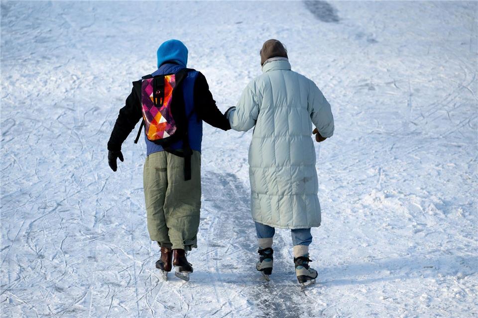 Dass wir frieren, hat mit verschiedenen Faktoren zu tun – darunter unserer Muskelmasse und unserem Nervensystem.Sven Hoppe/dpa