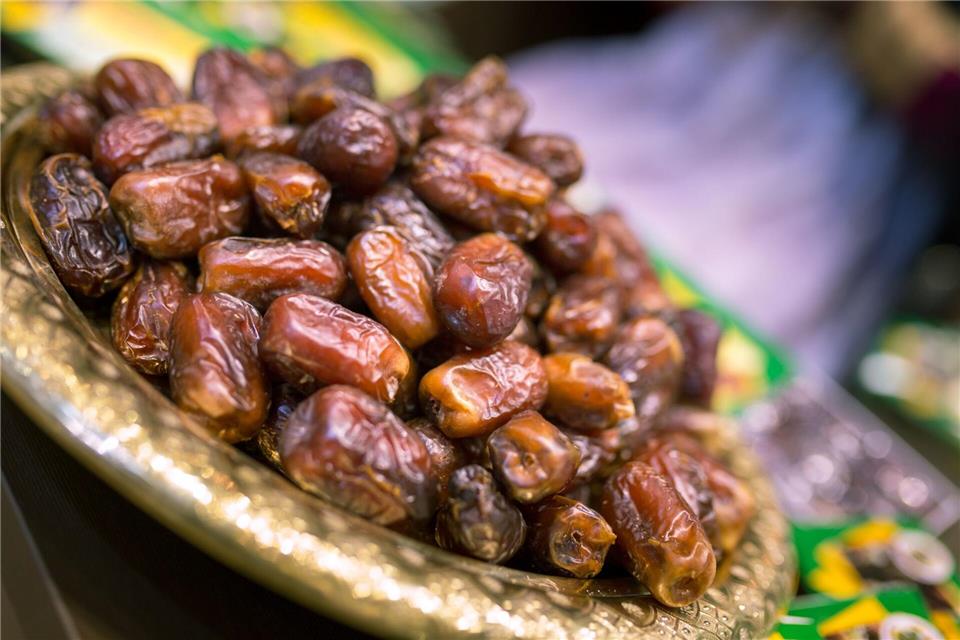 Datteln sind sehr energiereich und lassen sich als süße Snacks hervorragend mit Nüssen und Kokosraspeln vermischen.picture alliance/dpa/dpa-tmn