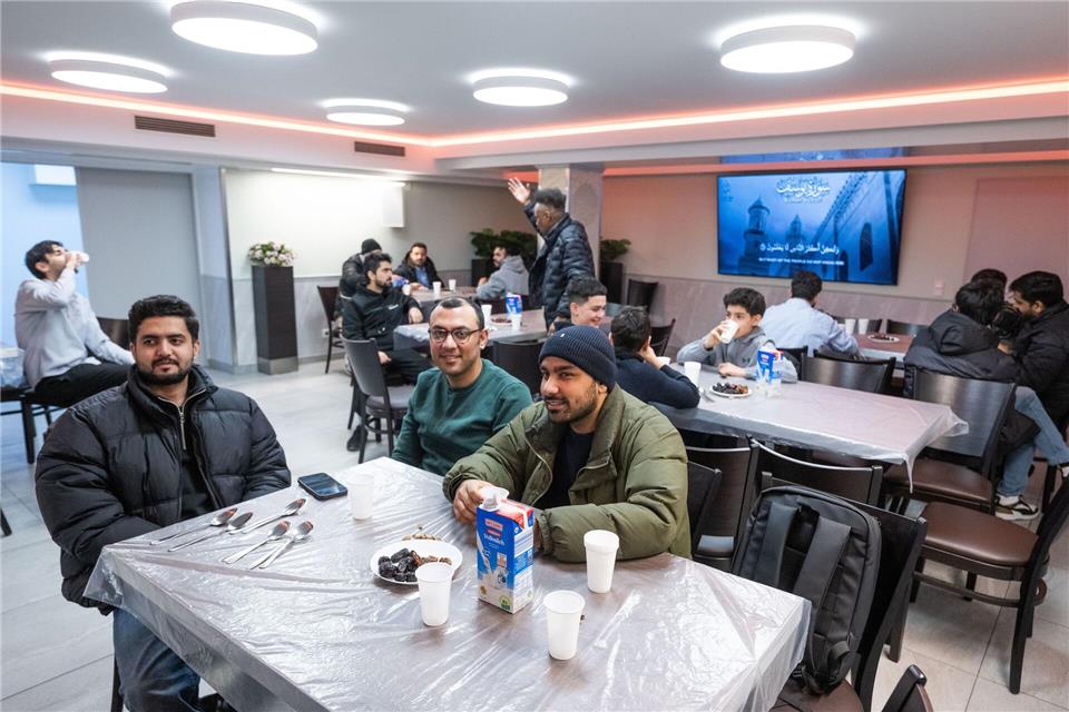 Datteln und Milch stehen auf den Tischen im Gemeinschaftsraum der Abu Bakr Moschee bereit zum Iftar.Boris Roessler/dpa