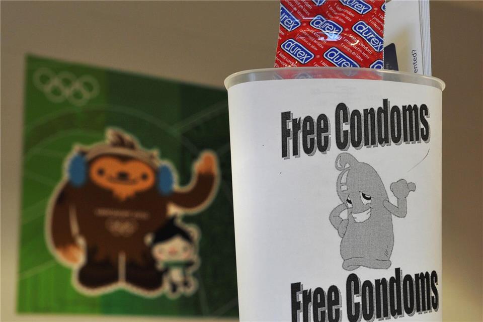 Dauerbrenner bei Olympia: Schon 2010 in Vancouver waren die Kondome im olympischen Dorf Gesprächsthema. (Archivbild)Peter Kneffel/dpa