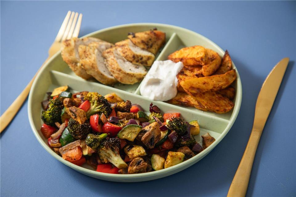 Dauerhaftes Abnehmen gelingt am besten mit einer alltagstauglichen Ernährungsumstellung, die Vorlieben berücksichtigt und alle wichtigen Nährstoffe liefert.Christin Klose/dpa-tmn