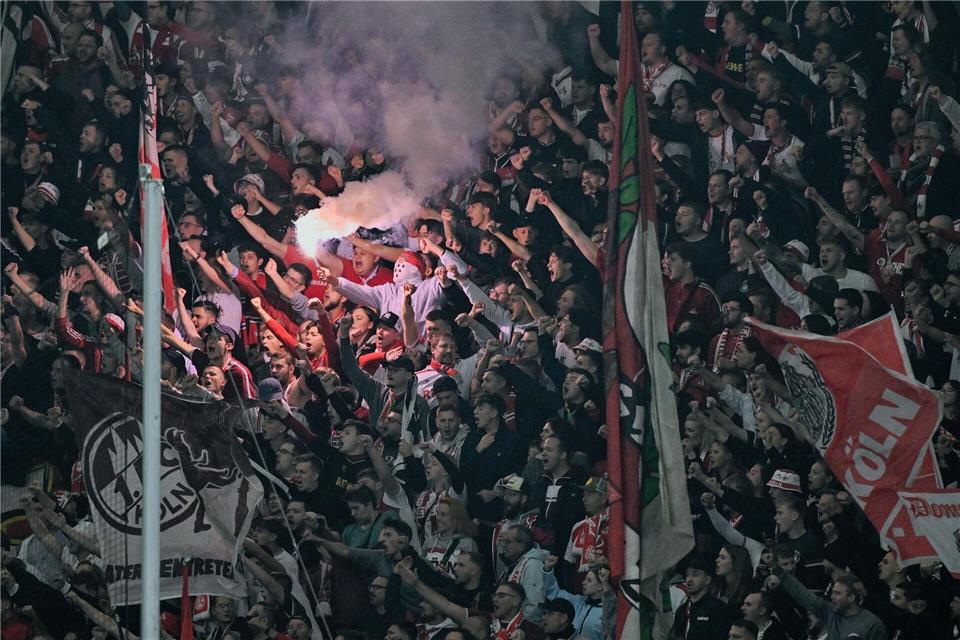 Stadionverbote für Fans: Klare Kante statt Flickenteppich? Dauerproblem in Fußballstadien: PyrotechnikUwe Anspach/dpa