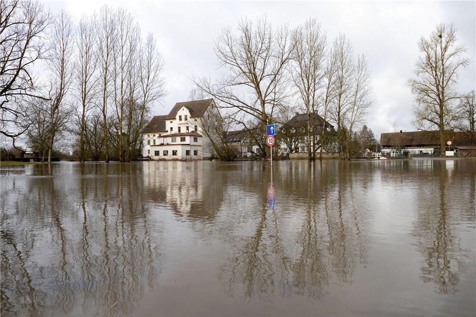 Dauerregen und Schneeschmelze sorgen vielerorts für Überflutungen, wie etwa hier an der Aisch.Pia Bayer/dpa