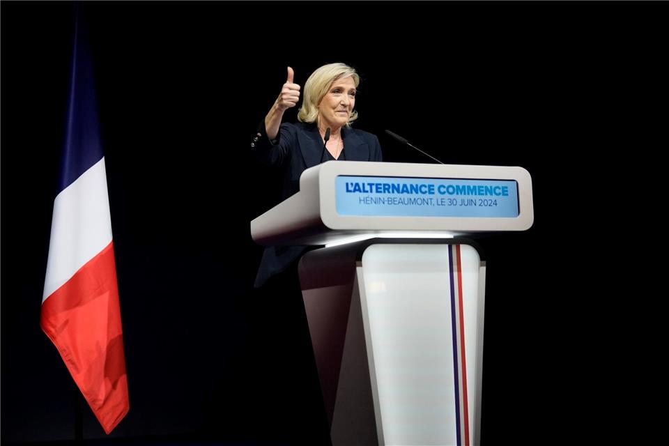 Wahl in Frankreich: Rechtsnationale könnten Mehrheit holen Daumen hoch: Die rechtsnationale französische Politikerin Marine Le zeigt sich nach der Veröffentlichung erster Hochrechnungen zufrieden.