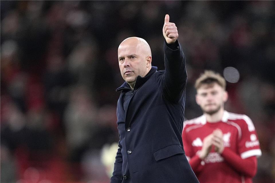 Daumen hoch: Liverpool-Trainer Arne Slot nahm auch eine merkwürdige Frage sportlich.Peter Byrne/PA Wire/dpa