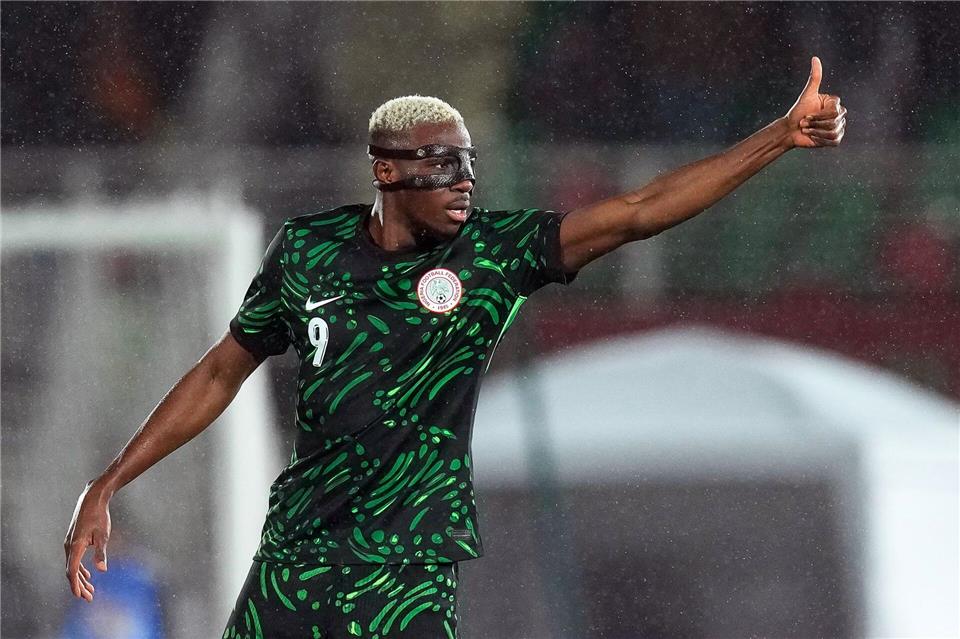 Daumen hoch: Nigerias Doppeltorschütze Victor Osimhen hatte gegen Mosambik leichtes Spiel.Themba Hadebe/AP/dpa