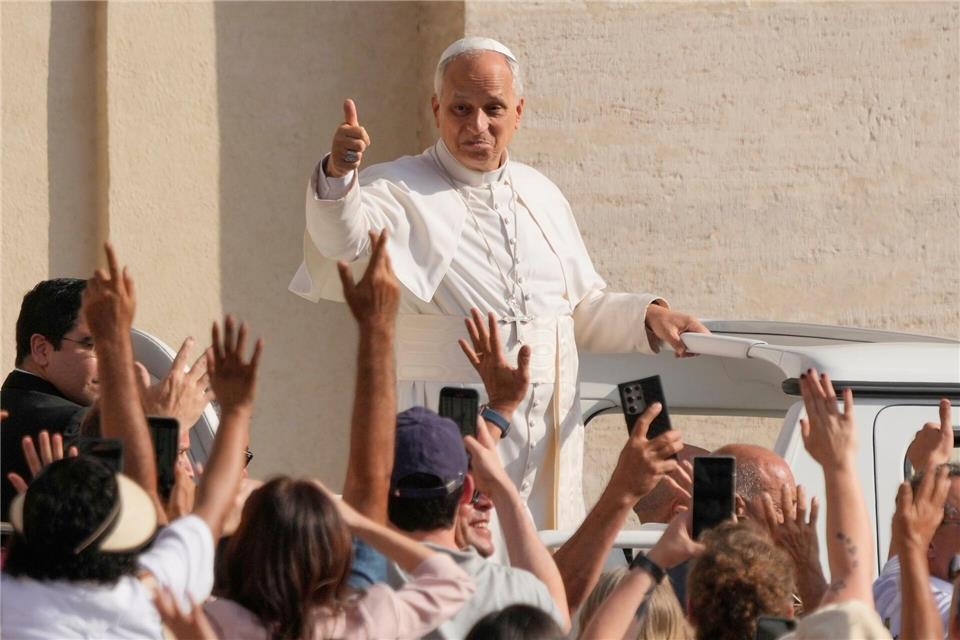Daumen hoch bei der Generalaudienz von Papst Leo XIV.Gregorio Borgia/AP/dpa