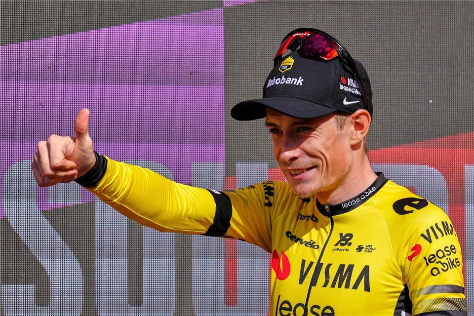 Daumen hoch für die Premiere: Jonas Vingegaard fährt erstmals den Giro d’Italia. (Archivbild)Miguel Oses/AP/dpa