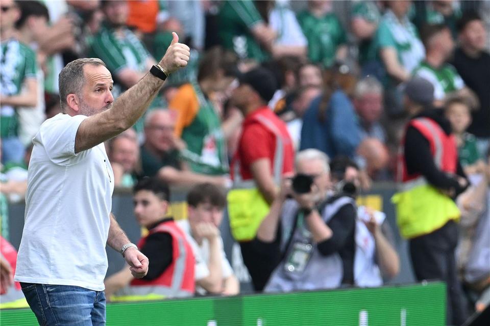 Daumen hoch für eine starke Saison des FC Augsburg: Trainer Manuel Baum. Carmen Jaspersen/dpa