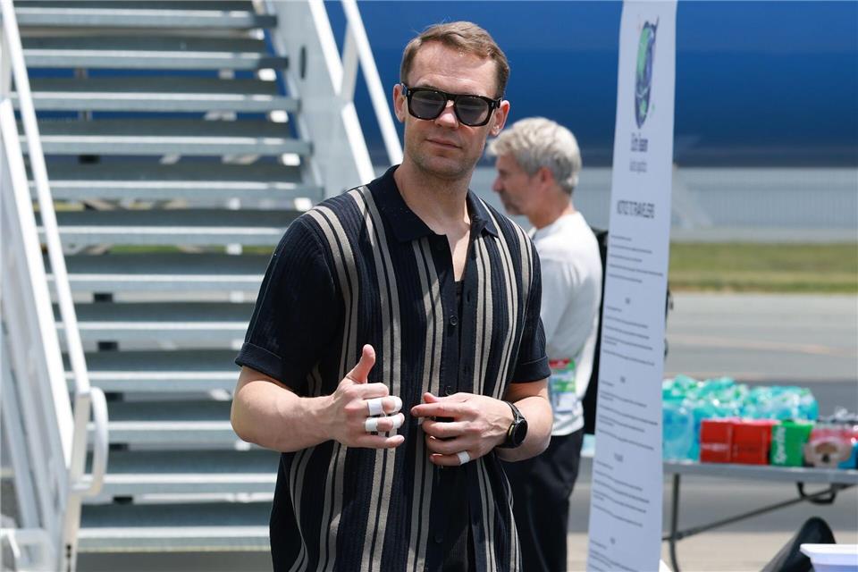 Daumen hoch fürs Comeback im DFB-Tor: Manuel Neuer vor dem Flug nach Houston. Jan Woitas/dpa