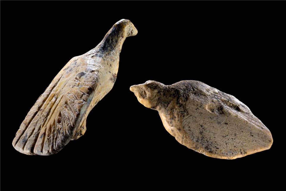 Daumengroße Vogelfiguren wurden auf der Schwäbischen Alb entdeckt. (Handoutfoto)Ralf Ehmann/Universität Tübingen/dpa